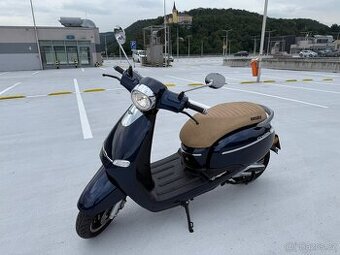 Elektrický skútr s motorem 3000 W. Max rychlost 45 km/h