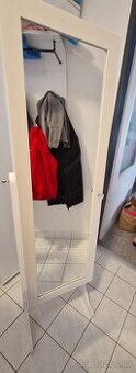 Stojací zrcadlo se skříňkou na šperky