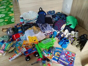 Balík oblečení pro chlapečka