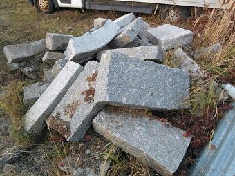 Žulové obrubníky, krajníky, kostky.