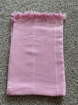 Nový šátek Avon - světle růžový, decentní vzor