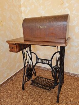 Historický šlapací šicí stroj Singer pro domácí užití