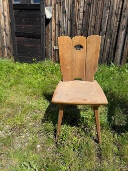 Dřevěná retro židle – chalupářský styl