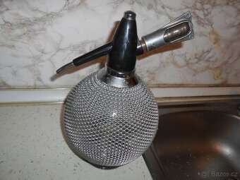 Stará, opředená, sifonová láhev.