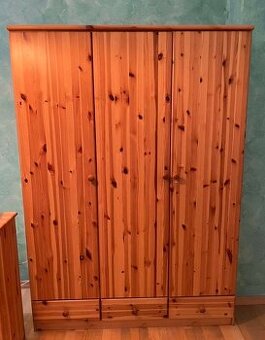 Skříň z masívu borovice