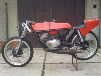 Silniční závodní motocykl