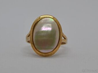 Zlatý prsten s perletí