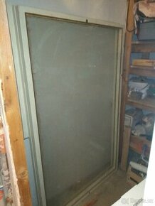 Dřevěné okno s rámem masív