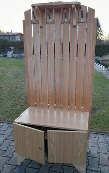 Dřevěná věšáková stěna s botníkem