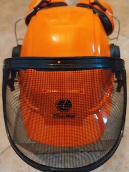 Ochranná přilba na řezání větví