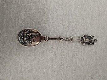 Malá kovová lžička s plastickými ozdobami