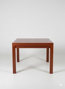 Dřevěnný jídelní stůl