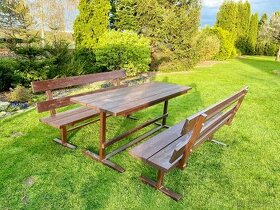 zahradní lavice a stůl