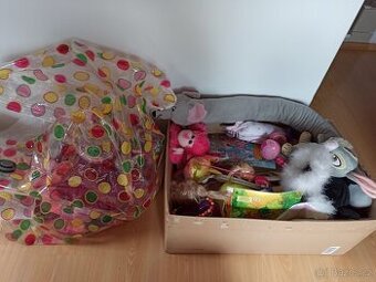 Holčička hračky a oblečky 1+ - ZDARMA