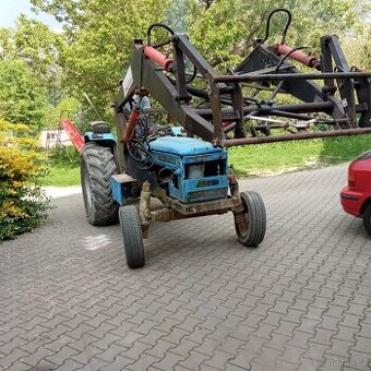 Traktor s čelním nakladačem