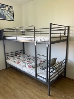 Kovová patrová postel z Ikea