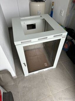 Průmyslový datový rozvadeč 19" - RACK (15U) + police - 1