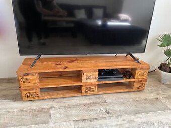 Paletový stolek pod televizi