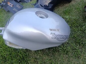 Nádrž Triumph Speed triple 1050