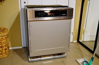 Myčka Miele nerezová vestavná G 5830 SCi , tři koše