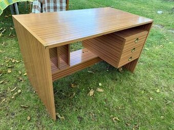 Kancelářský stůl se šuplíky