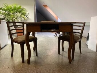 stůl s židlemi