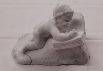 Socha nebo soška "Chlapec s knihou"sochař Julius Pelikán