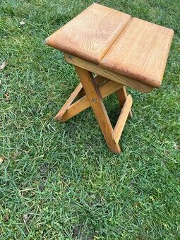 Dřevěná masivní skládací stolička.