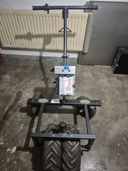 Terénní tahač na vlek či karavan.