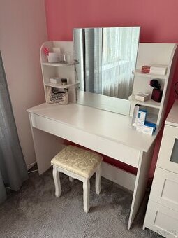 Kosmetický stolek se židličkou