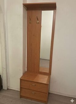 Menší botník se zrcadlem