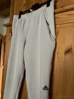 Kalhoty - tepláky Adidas světle krémové
