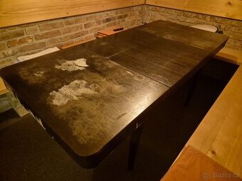 Rozkládací jídelní stůl