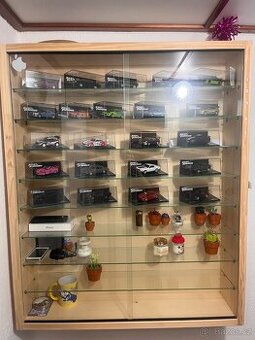 Prodam vitrínu s autickama komplet cena dohodou