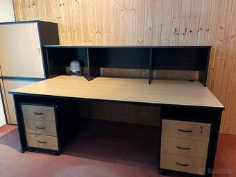 Velký kancelářský pracovní stůl s kontejnery a nástavcem