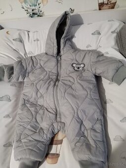 Šedá zimní kombinéza