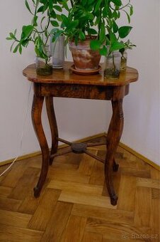 Starožitný stolek