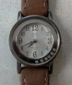 Hezké dámské hodinky QaQ