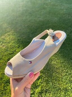 Krásné sandály Tommy Hilfiger na platformě, 39