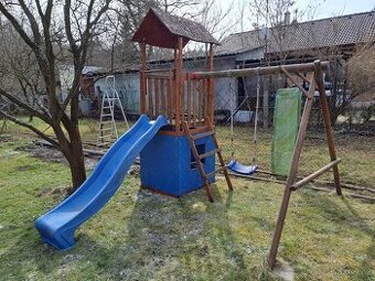 Dětský domeček se skluzavkou a houpačkou