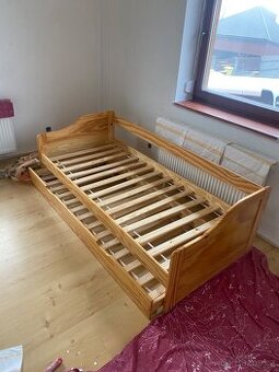 Vysouvací dřevěná postel