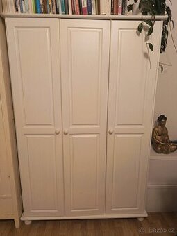 krásnou bílou dřevěnou skříň