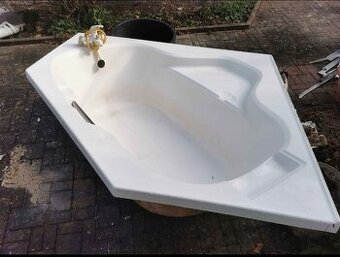 Rohová vana 150×150 + zlatá baterie