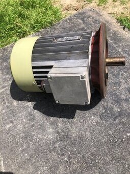 Motory,hydraulický zvedák