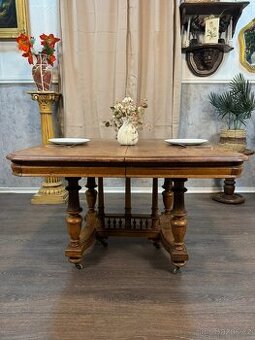 Starožitný jídelní stůl
