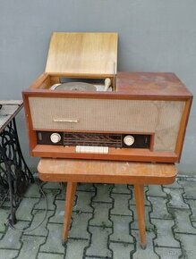 Gramofon ,retro stůl a šicí stroj