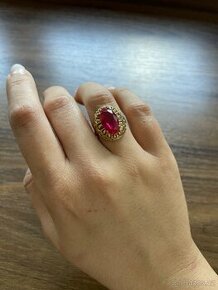 Zlatý dámský prsten s červeným kamenem