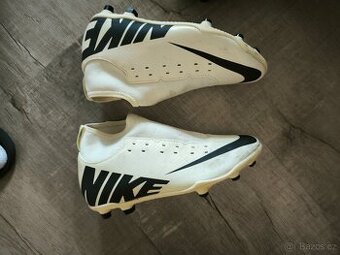 Kopačky NIKE vel. 38,5 plastové špunty