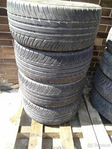 Letní Kumho 215/40R17 2005 staré, na pálení vhodné