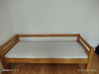 Postel s matrací